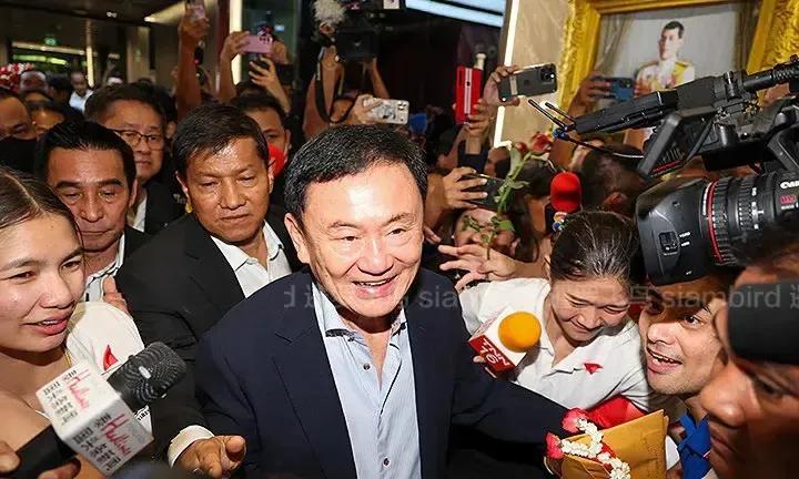 洪森这老狐狸疯狂炮轰他信家族，一心想拉他信下水？呵，他信却一直保持沉默，始终没有