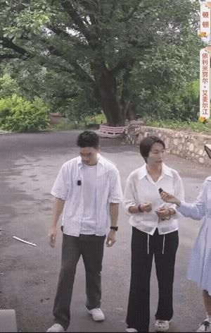 顿顿昨天在央央好物做助农公益活动，有两个片段，是在果园上楼梯的时候，顿顿和央央好