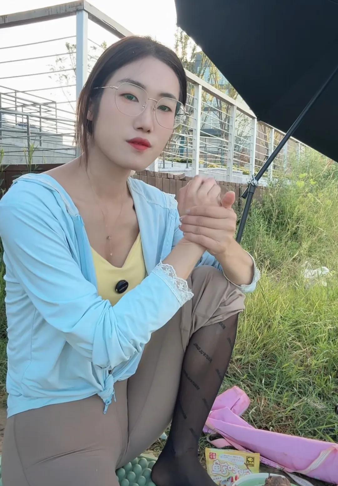 钓鱼的乐趣#上联：品万般美食，求下联# #上联：花逢细雨添娇色，诚邀下联#