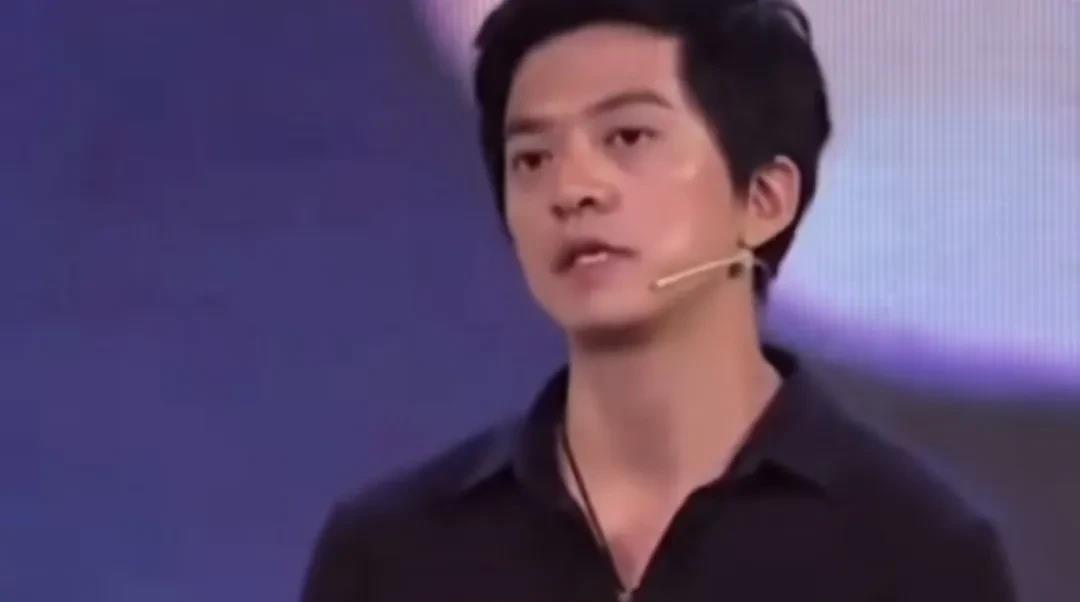 李健离开水木年华只因卢庚戌的一句话。
李健：“我觉得卢庚戌当时可能说的是一句气