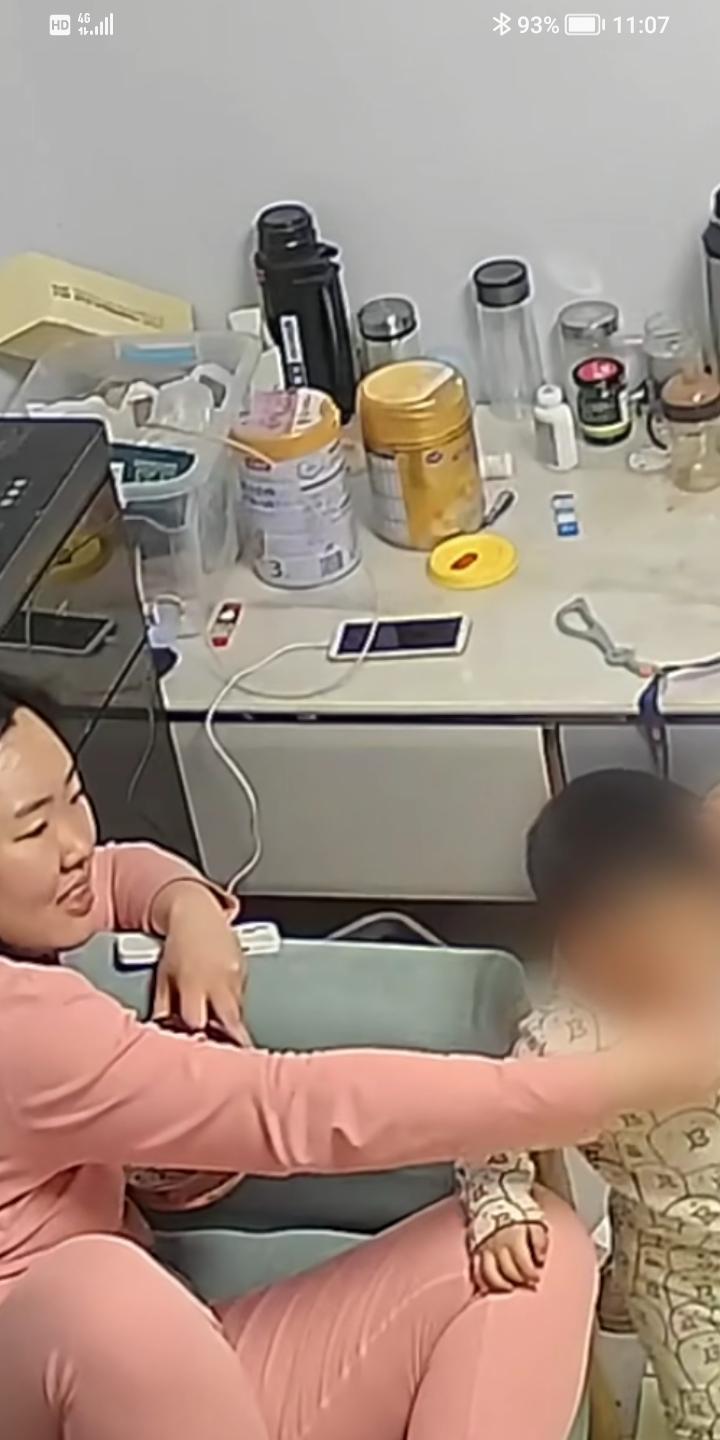 泪崩，宝宝一声妈妈，让女子想起刚去世半年的母亲，不禁泪目，宝宝又问，是不是每个人