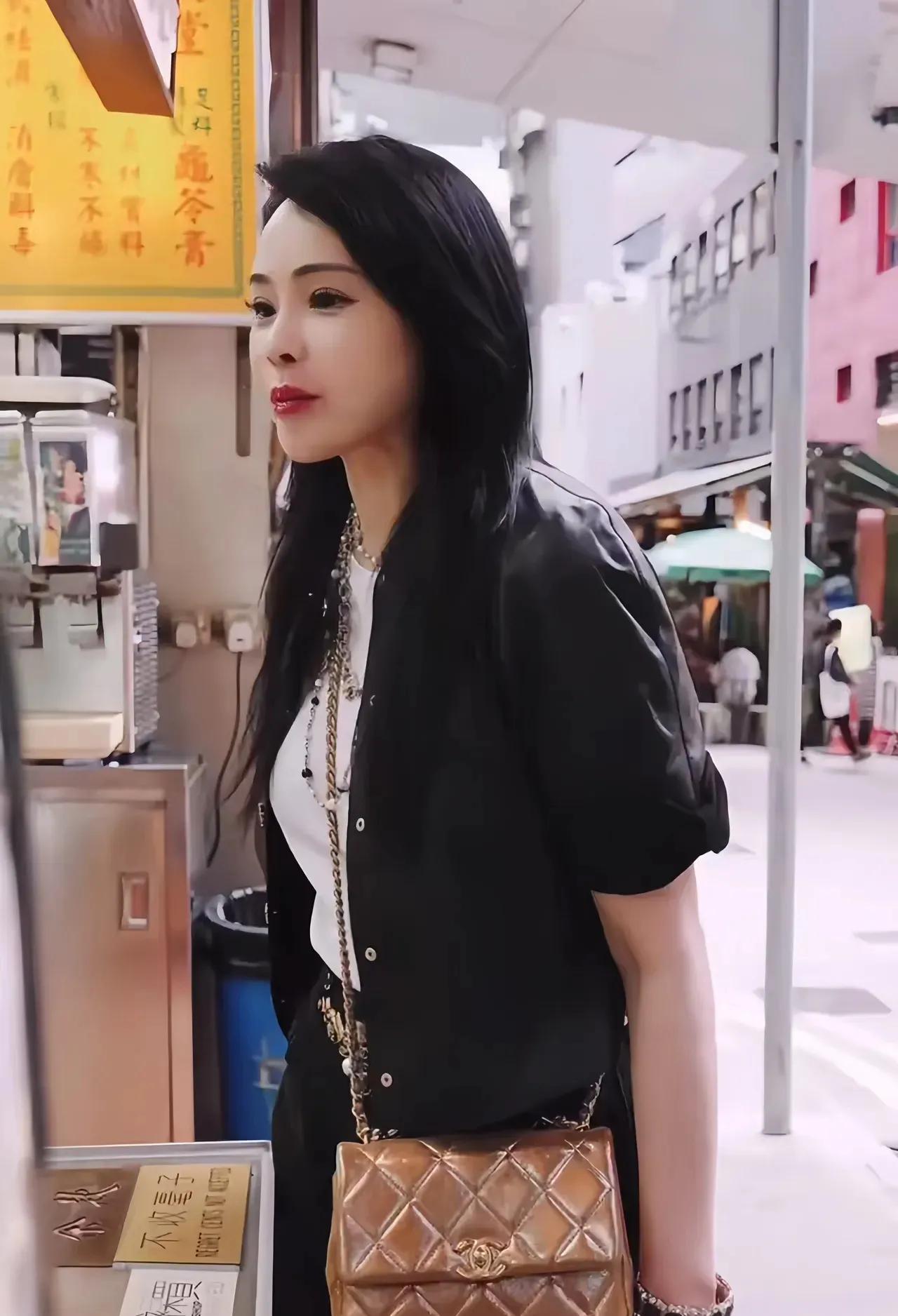 香港中环偶遇伊能静，状态看着像30多岁的样子，好美啊