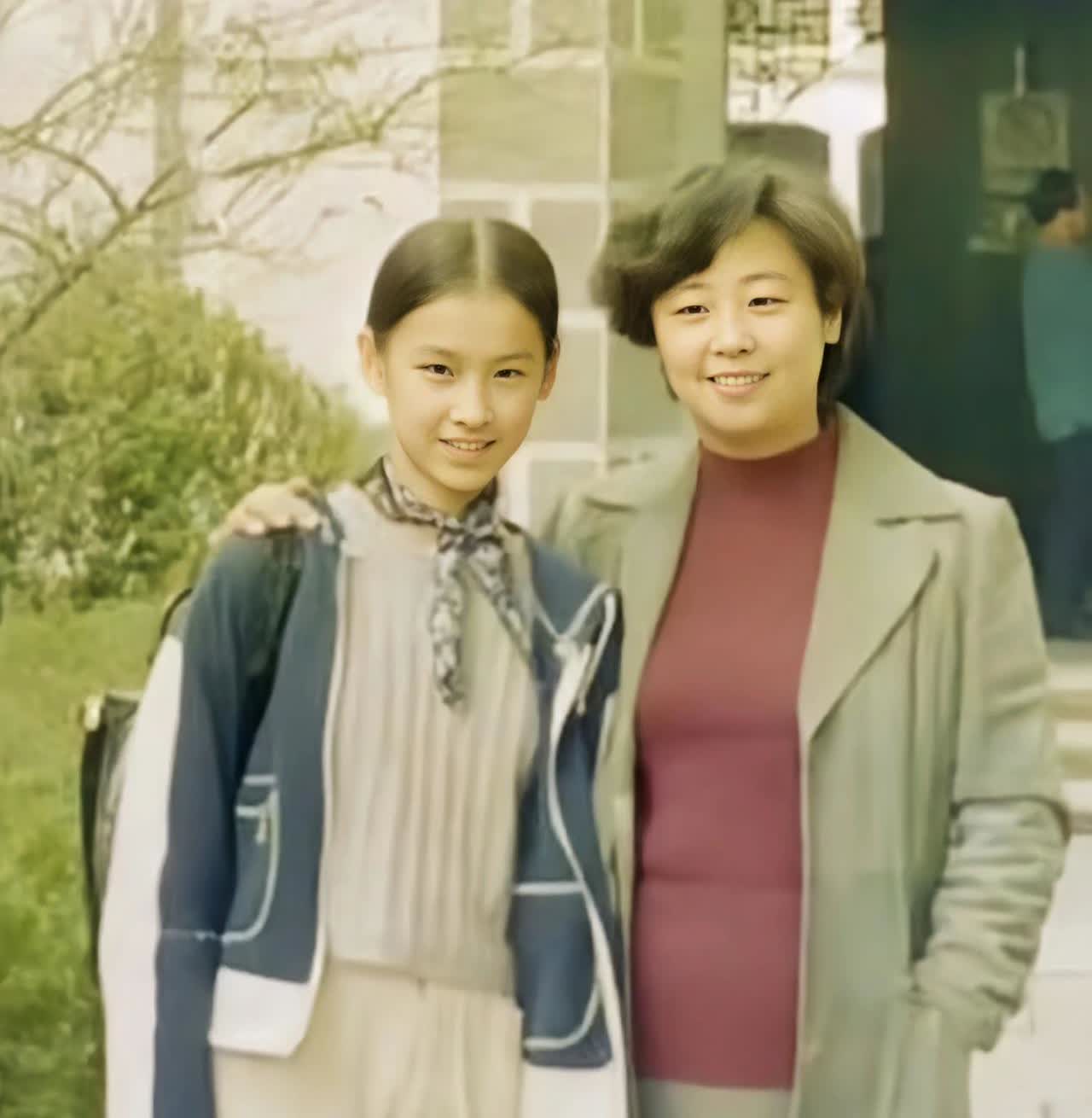 这是黄圣依学生时期和妈妈邓传理拍的一张老照片。
10多岁的黄圣依从小就是一个“