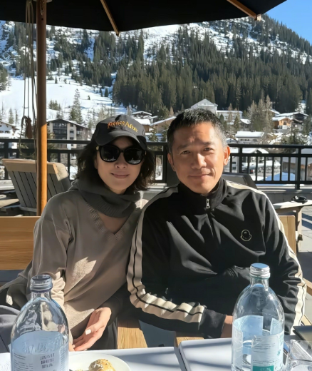 内向的梁朝伟
给所有男人都提了个醒
那就是娶老婆，可以不生孩子，也可以不做家务，