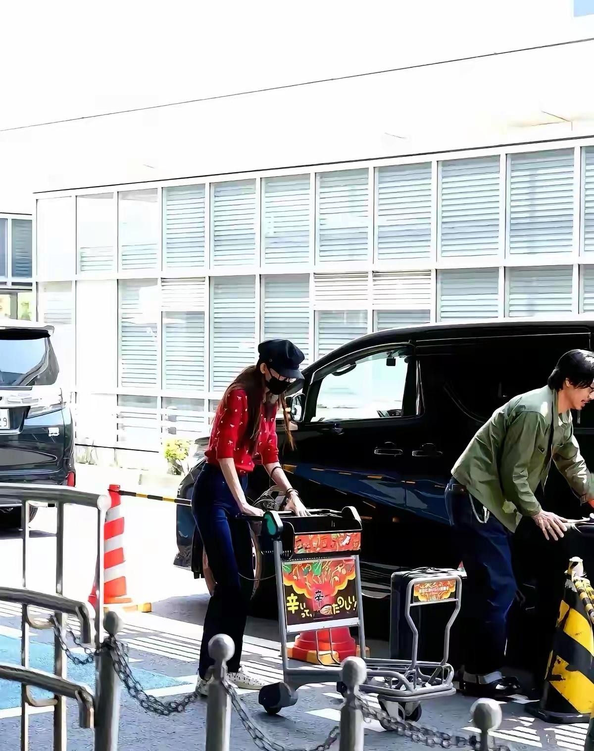 林志玲婚后变化太明显！日本机场被偶遇，走路姿势引发热议 最近有网友在日本机场偶遇