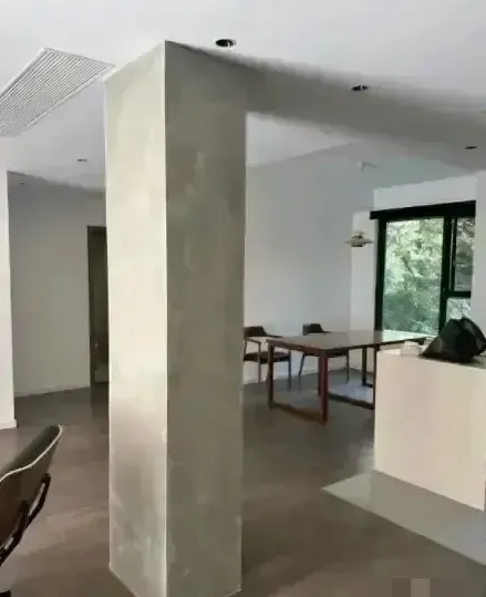 为省20万买下"定海神针房"！男子天天绕柱走，网友：这是买了房还是盘了根柱子？