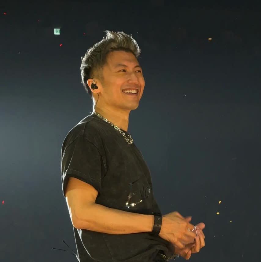 我严重怀疑，
谢霆锋这次开演唱会，
不是为了情怀，为了圈钱，而是实在看不下去