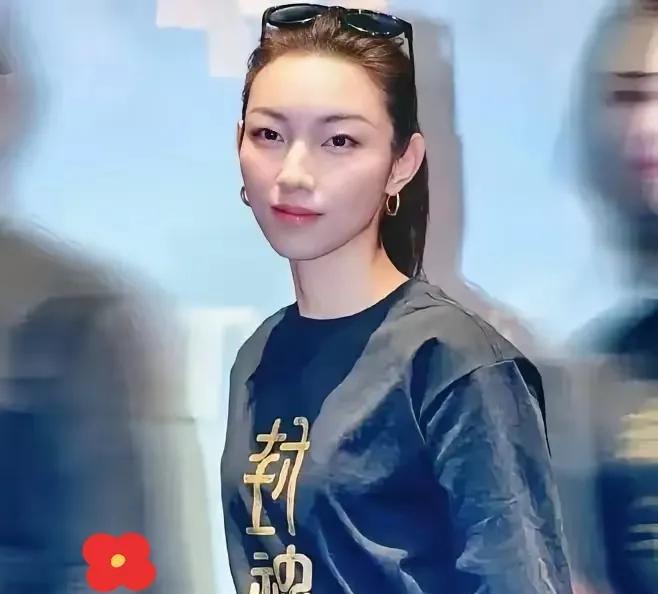 那尔那茜的事儿，在网上闹得沸沸扬扬！
可她呢？一声不吭，装起了“隐形人”！
直到