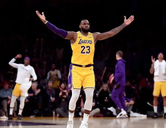 都是持球大核，东契奇跟老詹最大区别
不说，防守上巨大差距，就说进攻。老詹打发典型