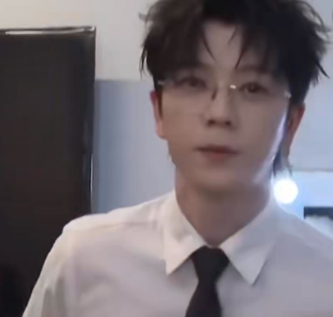 苏醒歌会后探班王栎鑫。
不要太搞笑，苏醒探班王栎鑫，一进门就夸侧颜太帅了！
