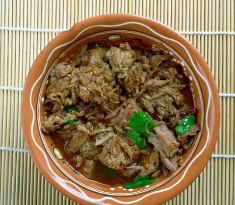谁说朝鲜半岛没有美食的，朝鲜狗肉实在是太香了。
 
朝鲜最有名的就是拌狗肉，把狗