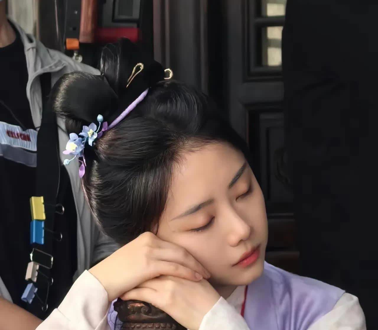 被网友发的图片
促使了保护欲

谭松韵如今都有三十多
可她的那张脸真的
