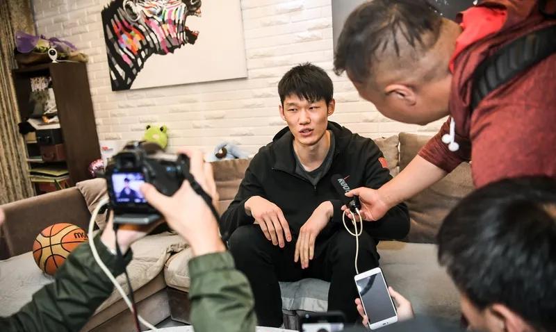 中国男篮力克韩国，谁是真正的救世主？胡金秋的神勇表现引爆全场争议！他是否配得上“