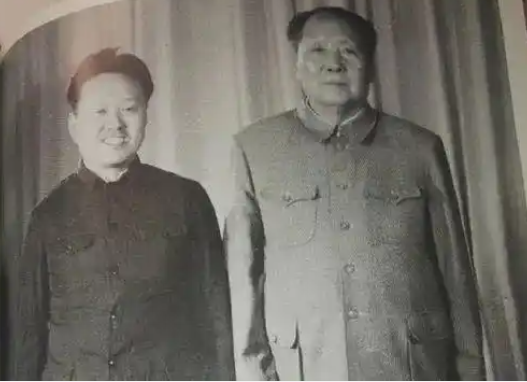 1960年除夕，毛主席一个葱花饼刚吃一半，突然脸色大变，吩咐工作人员立刻把厨师叫