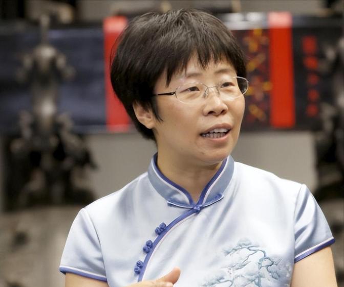 北大才女蒙曼至今未婚，朱迅问她：“你最想嫁给谁？”没想到，她脱口而出说的一个名字
