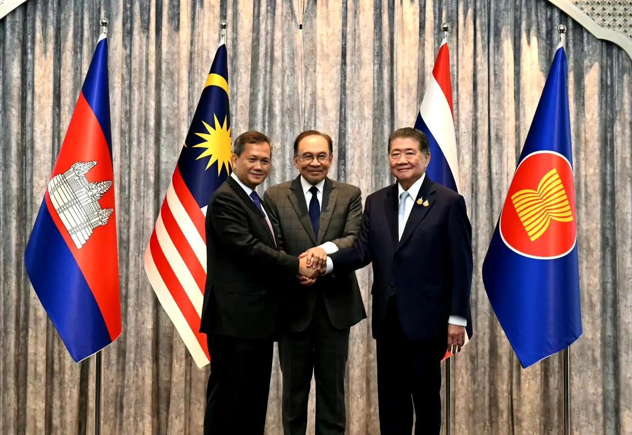 经过在马来西亚的谈判，柬埔寨和泰国同意立即无条件停火。 ???