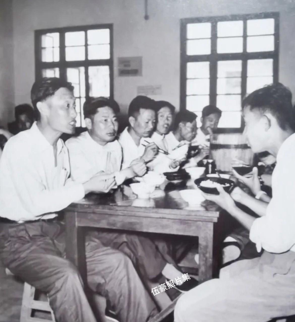 1958年，济南军区司令员杨得志（左二）响应毛主席“军队干部下连当兵、参加体力劳