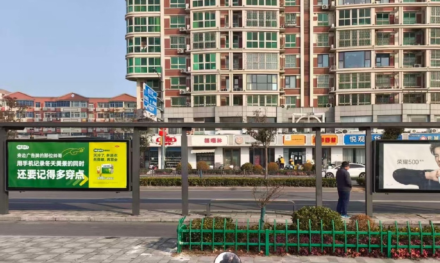 与肖战广告牌有趣互动，简直太会了，真是营销天才