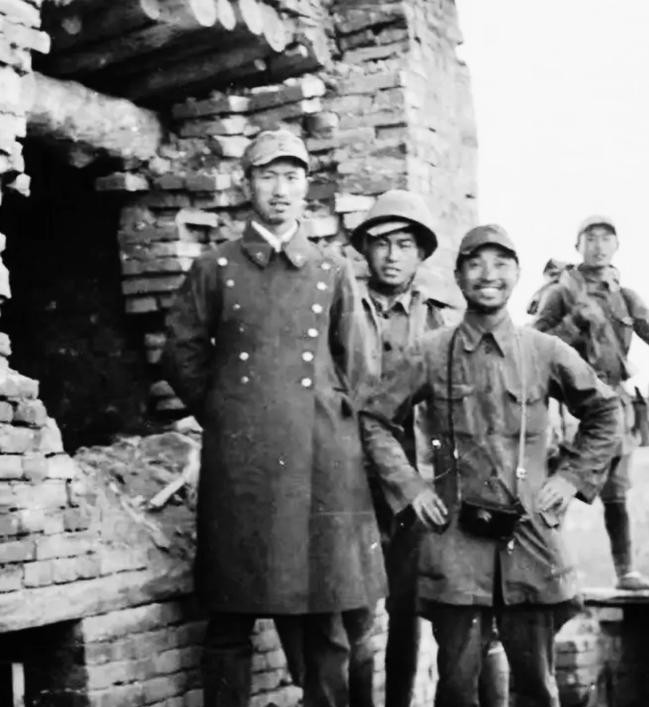 抗战中，周希汉无意中举起望远镜向前观察，发现山梁上有无数黑点挪动，他一惊，以为看