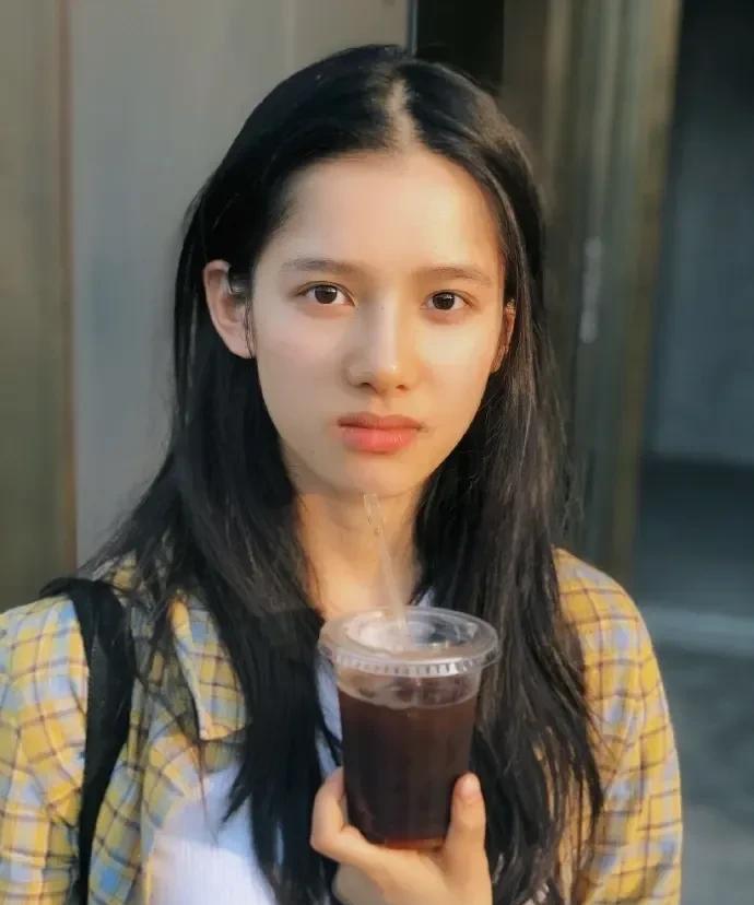 你可以看张婧仪采访，她还说她妈妈以前年纪小，不会当妈妈。
她是单亲家庭，从小就寄