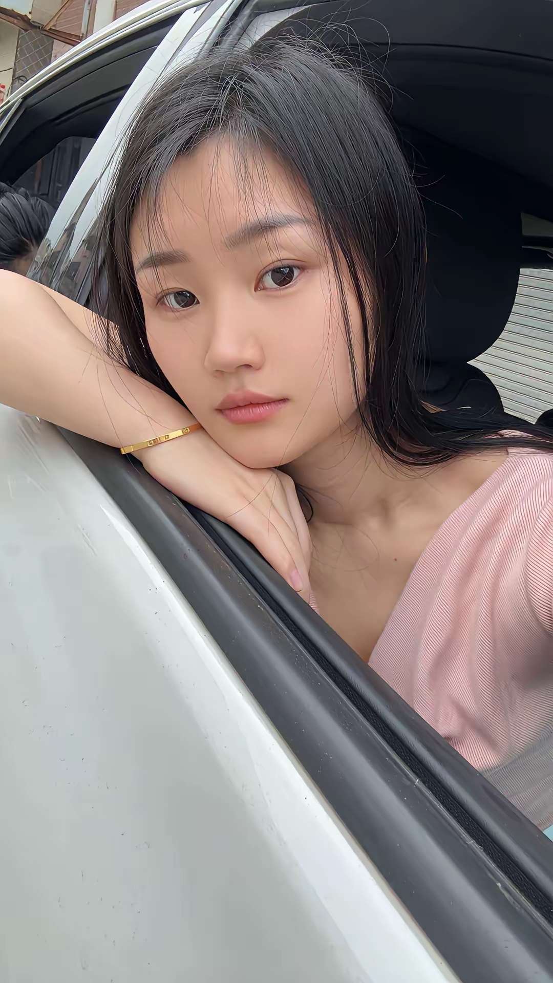 我喜欢上了我舅舅的老婆的女儿，但是女儿不是我舅舅亲生的，我舅舅是二婚，是我舅妈带