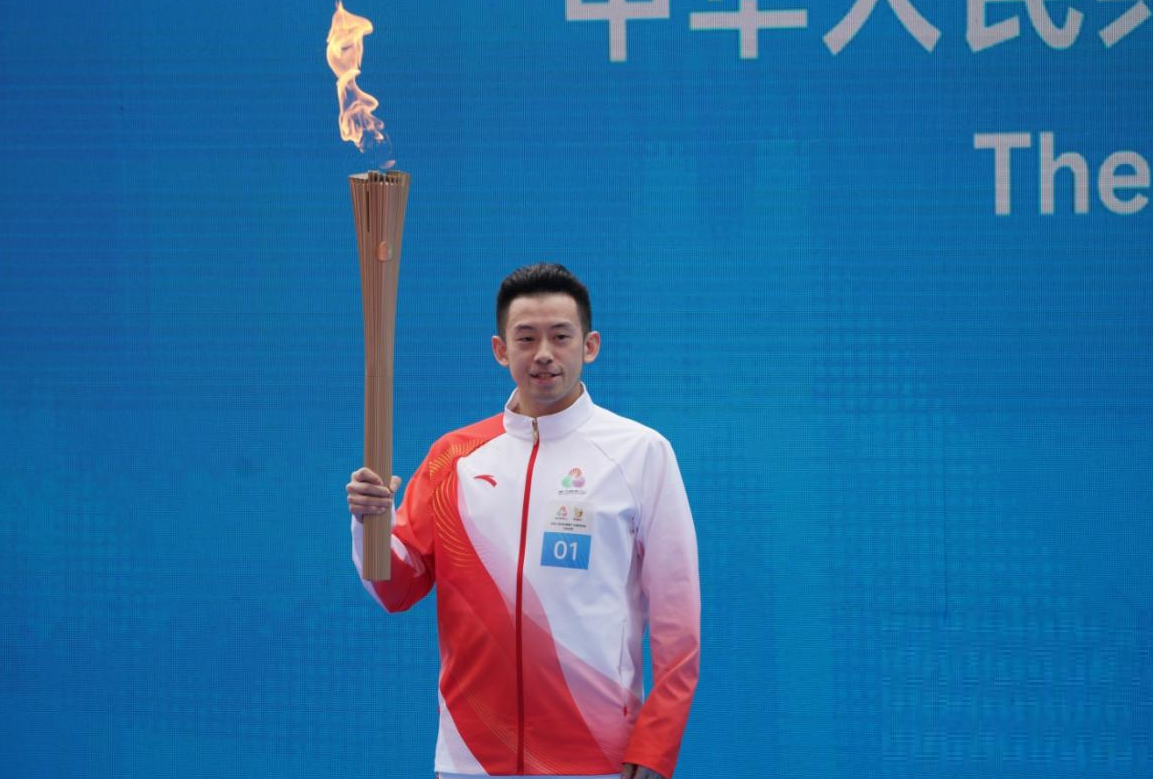 第十五届全国运动会香港赛区火炬接力传递今日，由50名火炬手参与，第一棒火炬手是香
