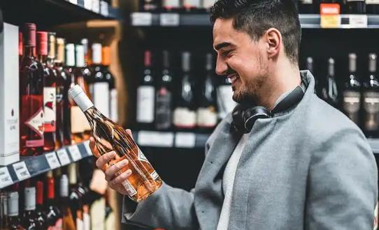 2023年河南，17岁的男孩到小吃店买酒后，用父母的微信、支付宝付了酒钱。没想到