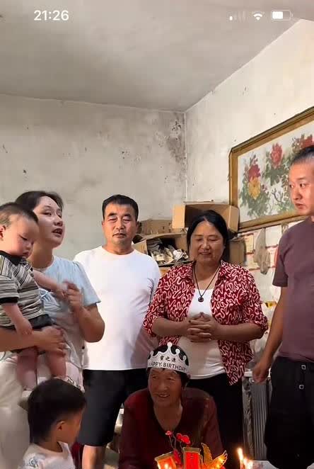 芳芳有点虎超超的
芳芳姥姥过生日，人家老人有儿子，闺女好几个，怎么耶轮不到芳芳