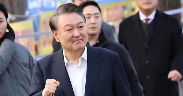#尹锡悦内乱案今日开庭# 尹锡悦这次是真摊上大事了！虽然他现在还能躲躲媒体，但明