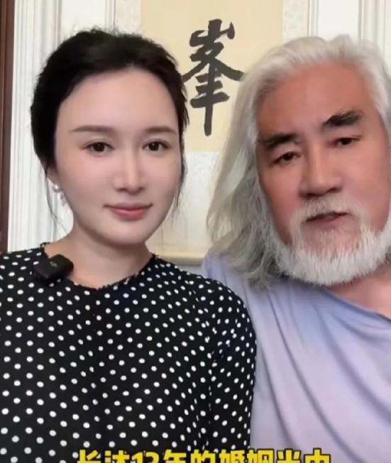 杜星霖直播时，有网友刷屏：“你和张纪中婚姻没有爱情吧？”杜星霖直接怒了：“爱不爱