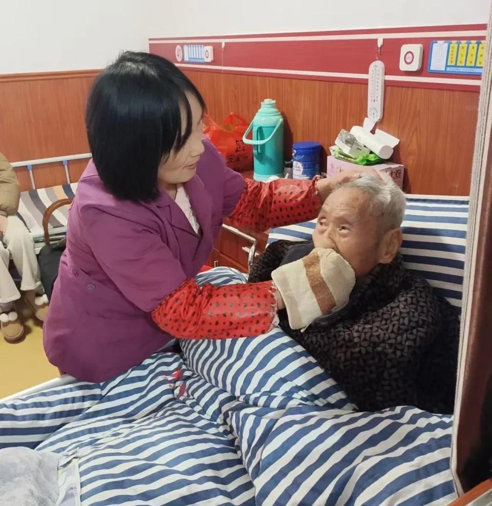决不能让医院的免陪护，成为诈取老百性病人血汗钱的霸王条款。
作为医院即将推出的病