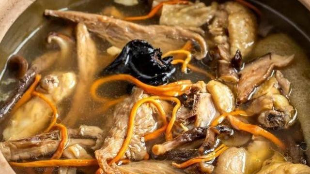 牛肝菌烧鸡块：山珍与鸡肉的完美融合