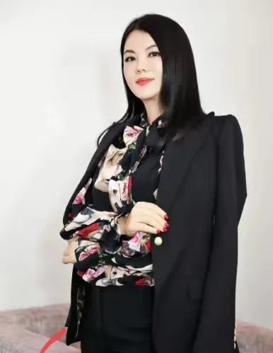 惊！49岁李湘再次成为热议焦点。
这次不是因为她的事业，而是那“大变样”的身材，