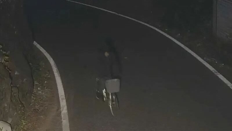 男子深夜骑行60公里跨市盗窃寺庙功德箱，称以为骑远不易被抓