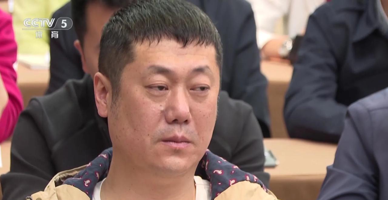 据知情人士透露，中国排协将于今天中午官宣赵勇出任中国女排主教练，助理教练杨昊、袁