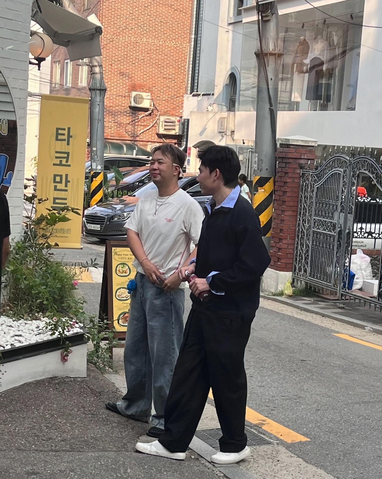 8月31日，有位网友在韩国偶遇杜海涛，他在汉南洞街头的画面。
杜海涛与沈梦辰曾恋