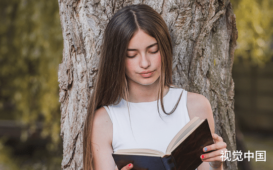 我刚刷到一个“如何用80块注胶手镯给儿媳下马威”的帖子，抬头便看见帖子里的手镯戴在了男友妈妈手上