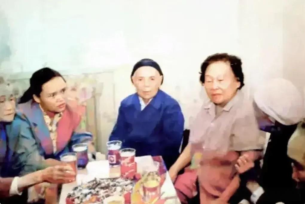 1983年9月，谢觉哉同志的夫人西路军女战士王定国在兰州看望当年流落当地的西路军