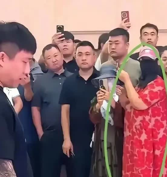 杨少华葬礼，来了一个捂的很严实的红裙子，应该扒一扒红裙子女人是啥来头，大家都很严