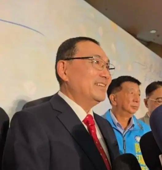 不装了，侯友宜自曝蓝皮绿骨
为牢牢把握岛内主流民意，国民党主席郑丽文提出“九二共