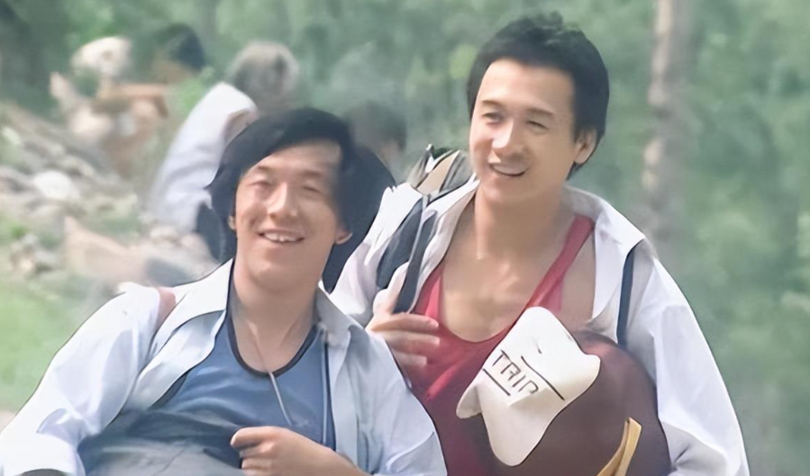 1999年，黄渤还在西安的歌舞厅里跑场子，每个月能赚15000元，生活过得有滋有
