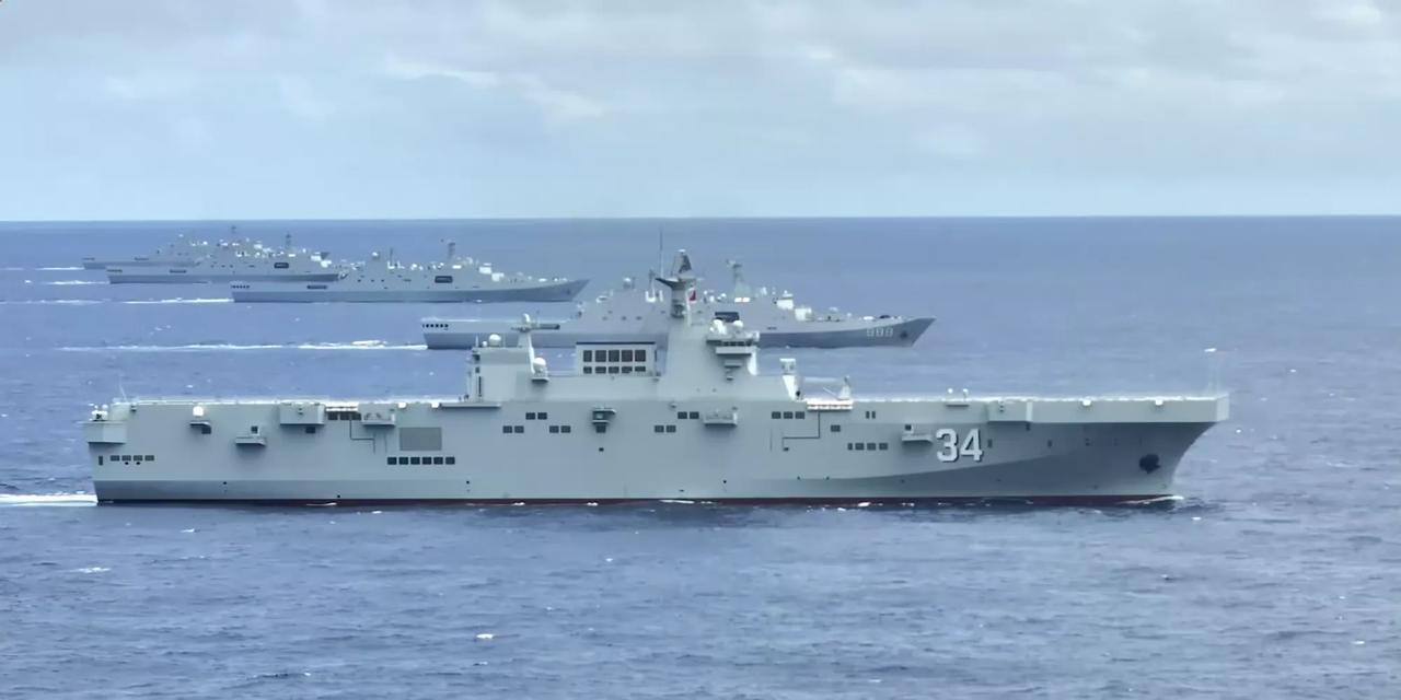075型和071型编队航行。
（中国军号、央广军事）
猜猜这个镜头中有多少吨排水