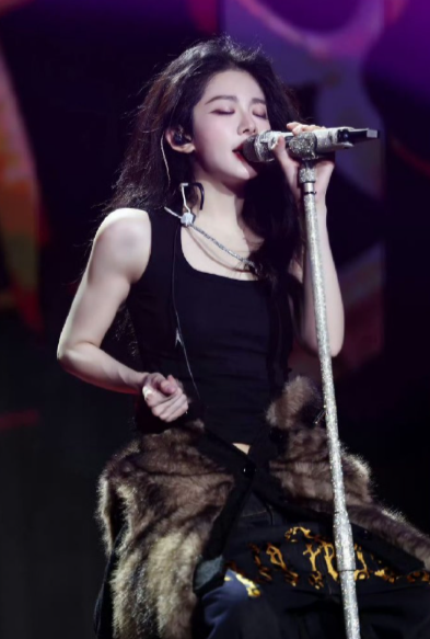 谁能拒绝喻言的舞台！独特声线被夸像余华小说般有深度，一开口就极具感染力，霸气舞台