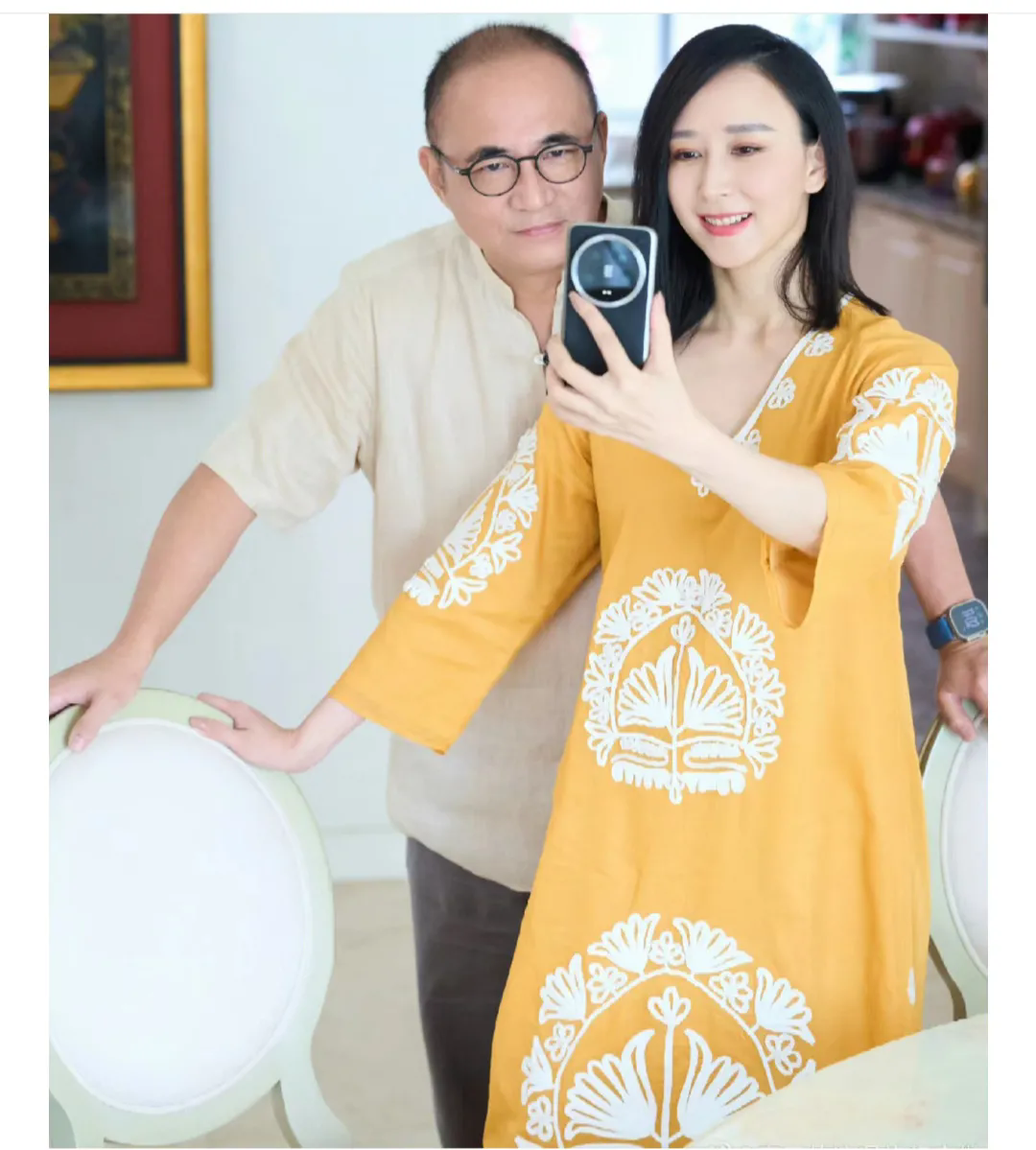 在《妻子的浪漫旅行》里，胡静的婆婆展现出了一种独特的处事态度。当儿子朱兆祥指责她