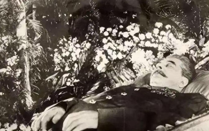 1961年，斯大林坟墓被挖开，军官们将其从水晶棺中抬了出来，迅速剥去他军服上的金