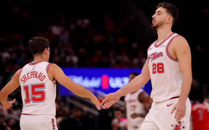 NBA常规赛，火箭末节大比分领先掘金。
火箭媒体人发文写道：
阿尔佩伦（申京）只