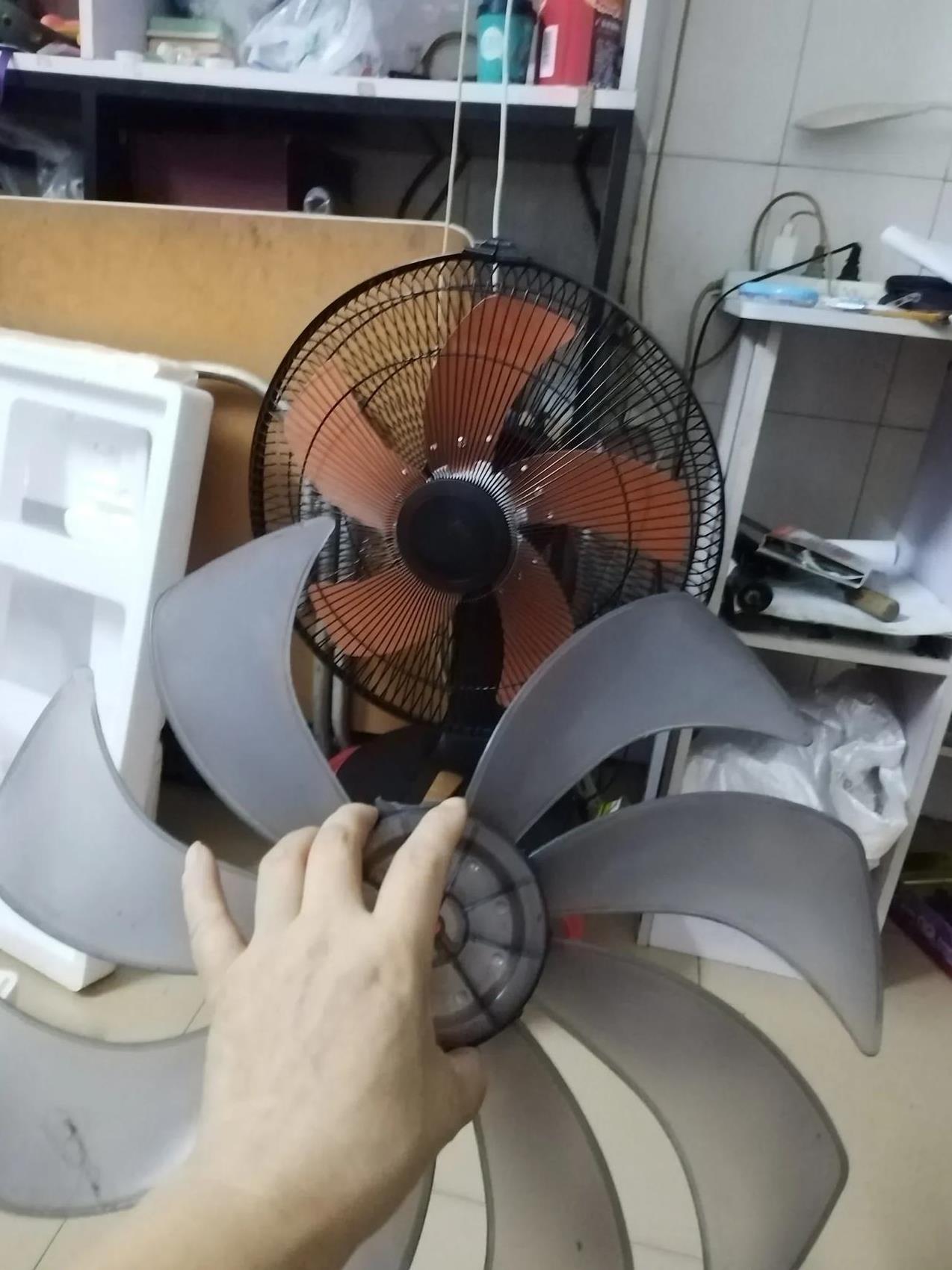 我发现我好能干啊，风扇坏了，我也能修！
老公在家，我啥都不会干，老公出去做工，不