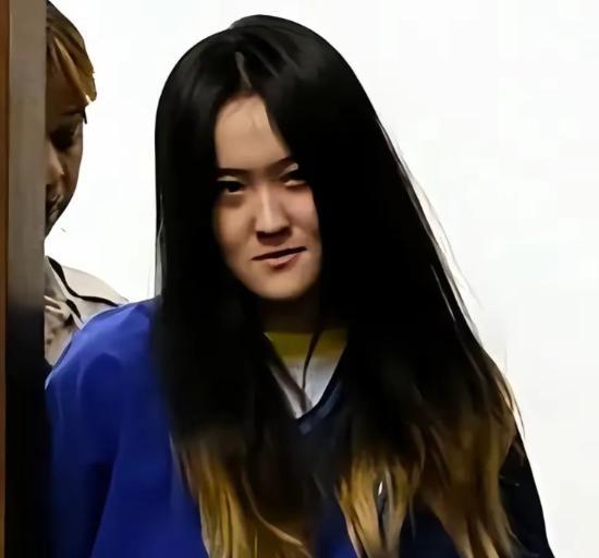 大快人心！2015年，曾拿烟头烫同学、扇耳光，赴美留学生翟云瑶在法庭上咆哮，无视