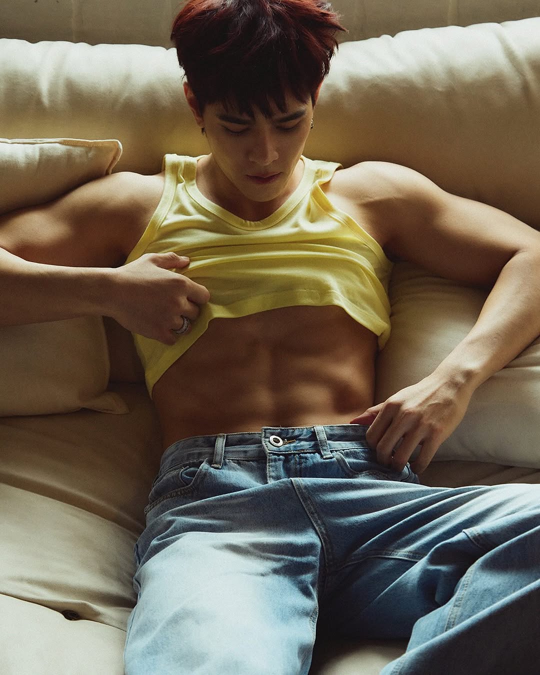 谁懂啊！泰国男爱豆撩衣服这一下...
泰国男团Domundi TV成员索恩塔斯特