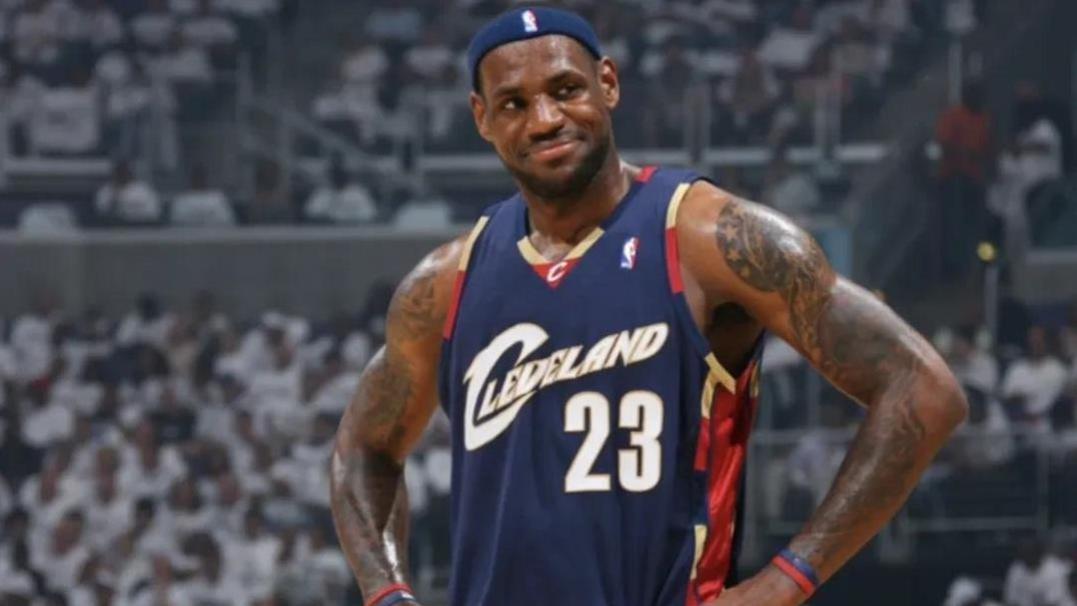 詹姆斯回归！15年重逢，爷青回